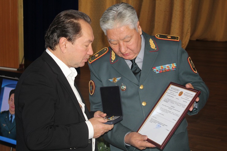 Ұлттық ұланда Денис Тенді еске алып, әкесіне Дениске тиесілі марапатты табыстады