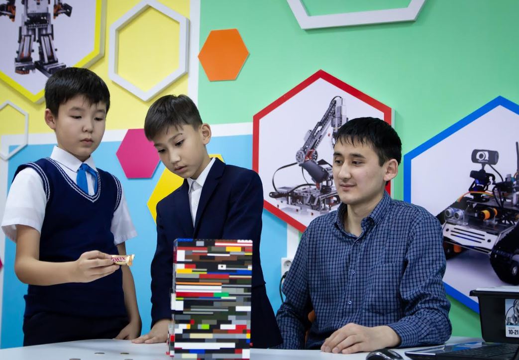 Павлодарда оқушылар  шоколад сататын робот құрастырды
