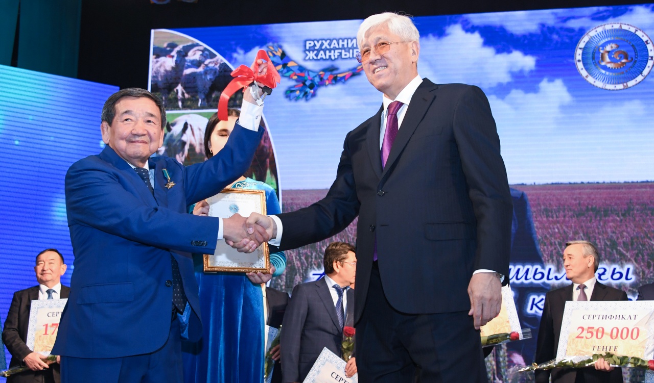 Үздік шаруашылыққа жаңа трактор тарту етілді