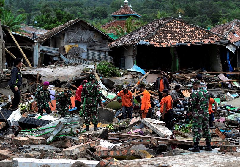 Индонезия: цунами салдарынан 280-нен астам адам қаза тапты