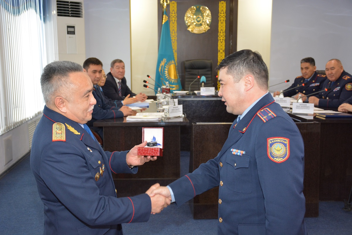 Солтүстік Қазақстан полицейлеріне жеңіл көлік пен ақшалай сыйақылар тапсырылды