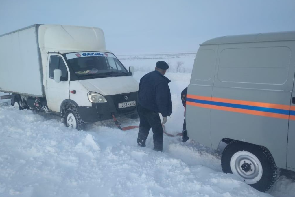 Жәнібек ауданында 4 көлік, 23 адам қар құрсауынан құтқарылды 