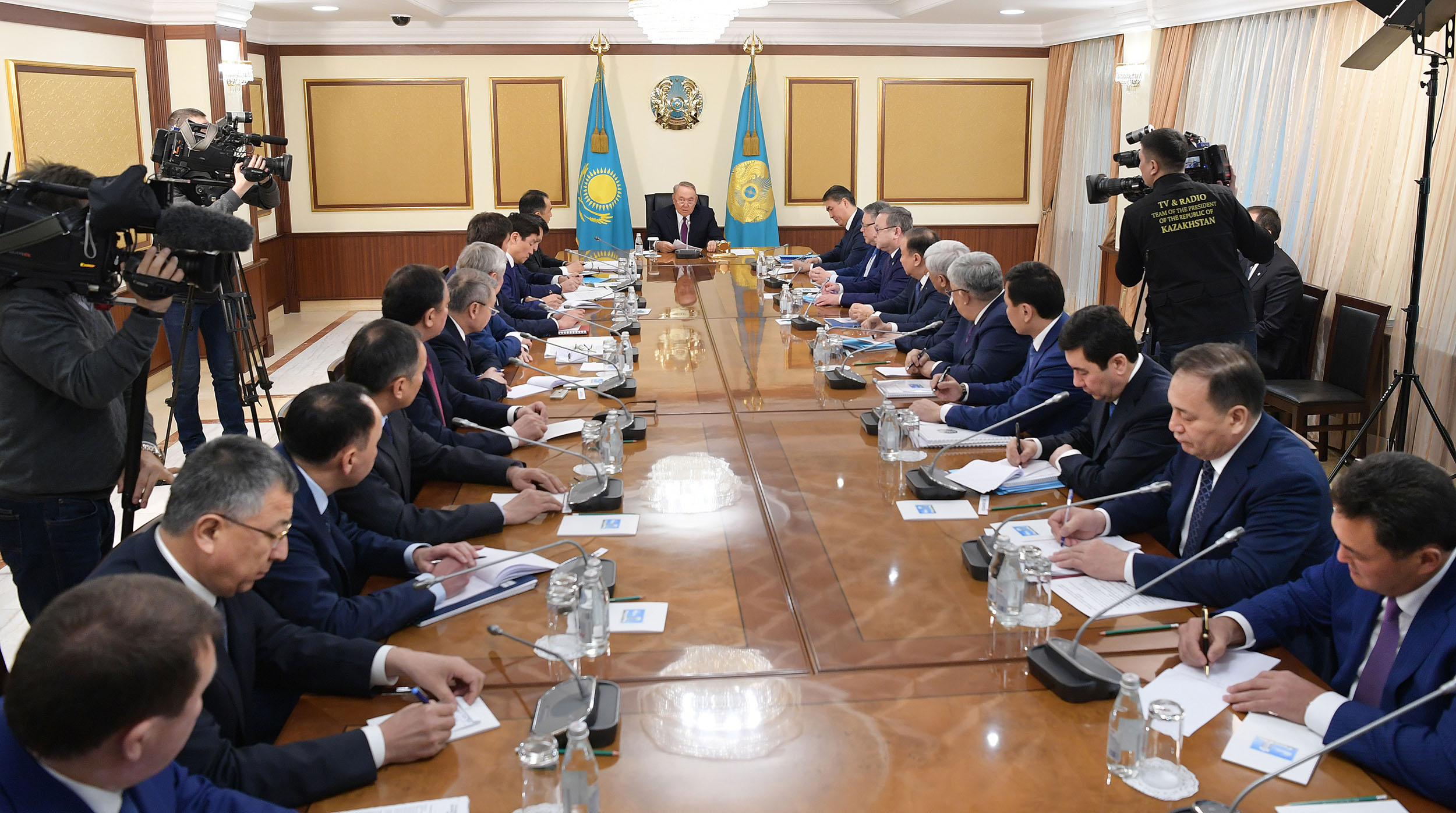 Нұрсұлтан Назарбаев министрлерді отандық киімдерді киюге шақырды