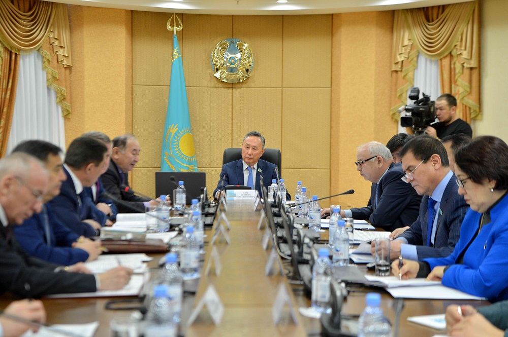 Сенаторлар «Жәбірленушілерге өтемақы қоры туралы» заңды іске асыру мәселелерін қарады