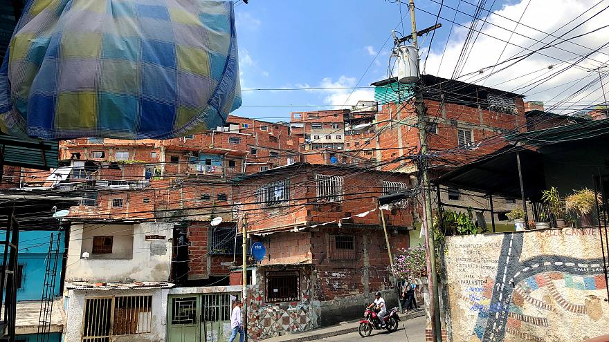 Венесуэла ауруханасы: емделушіге күніне бір тандыр нан ғана беріледі