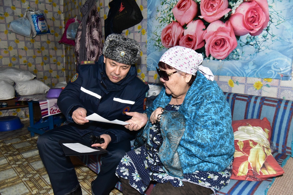 Төтенше жағдайлар комитетінің қызметкерлері Астанадағы тұрғын үйлерді аралады 