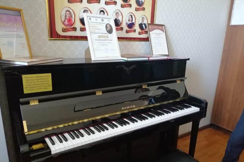 Димаштың АҚШ-тағы жанкүйерлері әнші оқыған колледжге фортепиано сыйлады