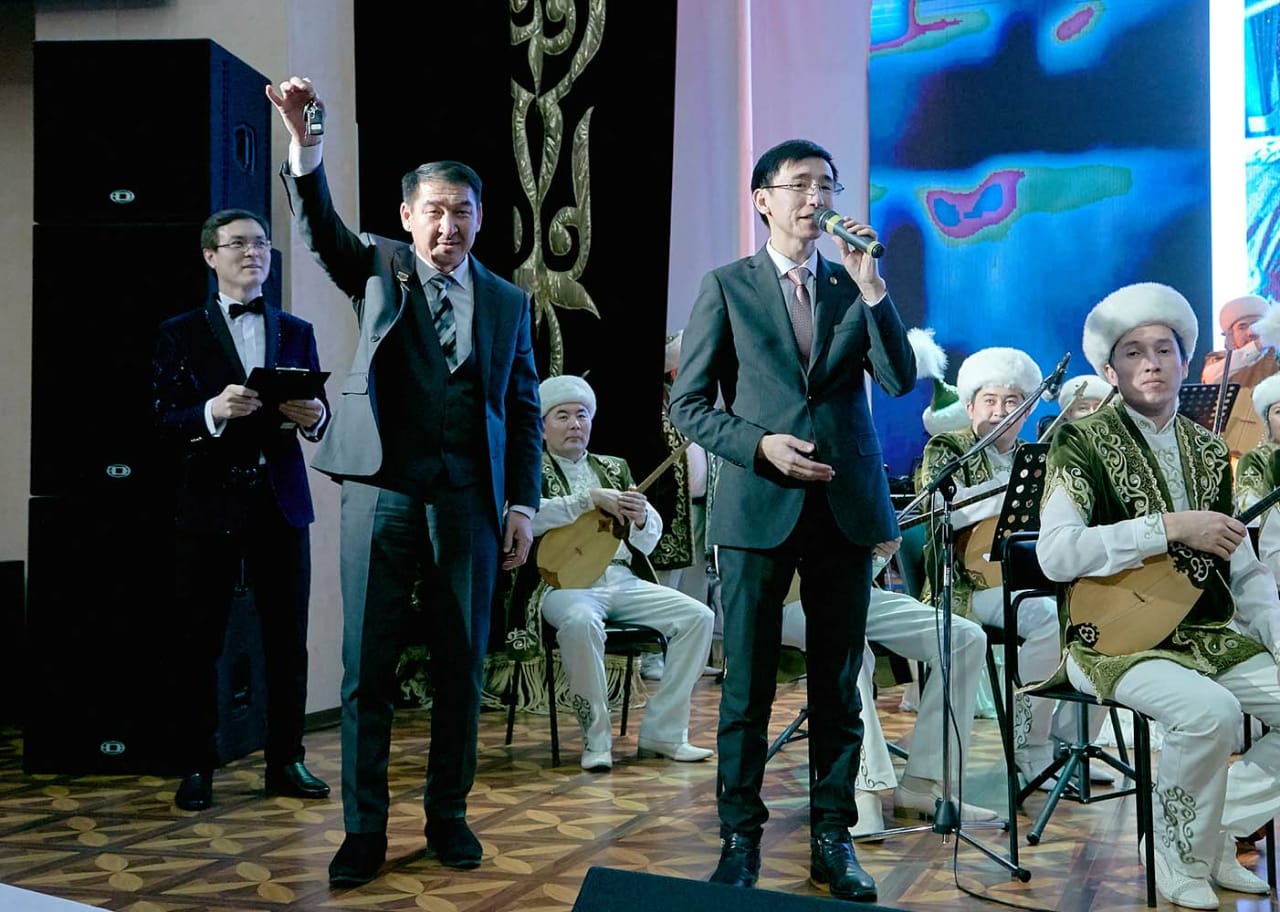 Облыстық филармонияға автобус сыйға тартты