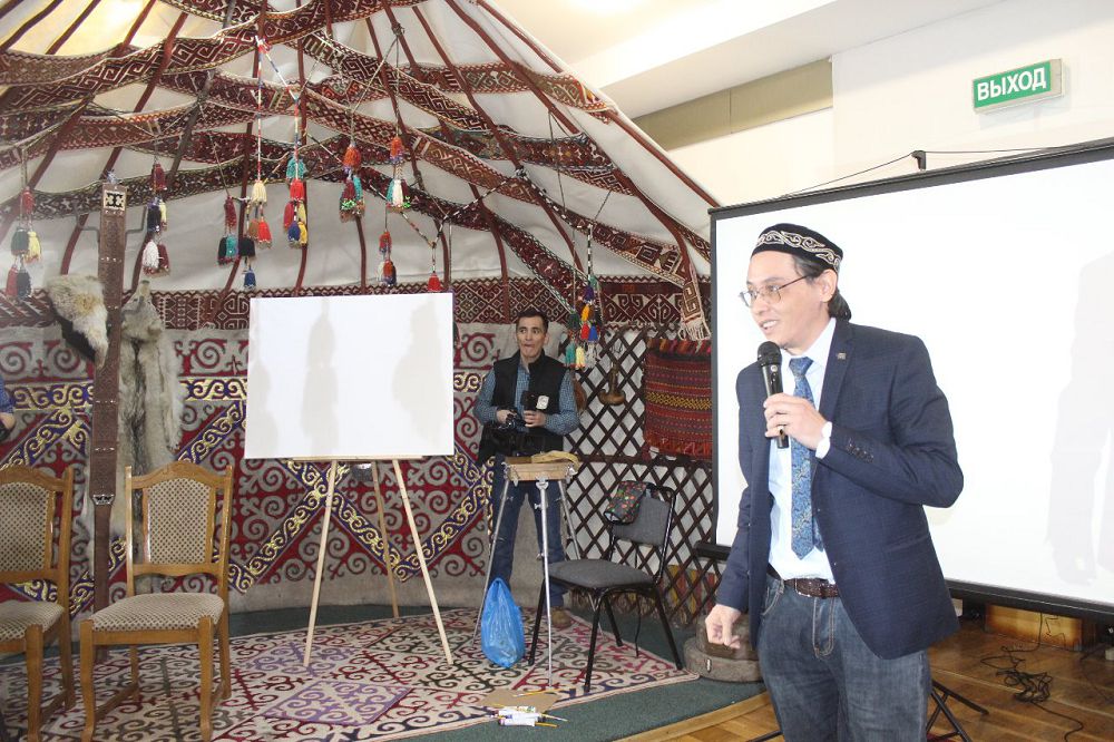 Көзін байлап сурет салатын суретші