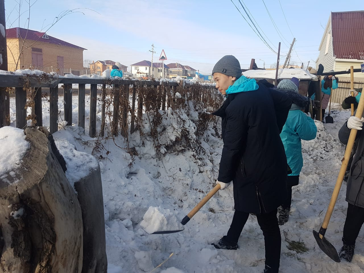 Жастар қариялар тұратын үйлердің аулаларын қардан тазартты