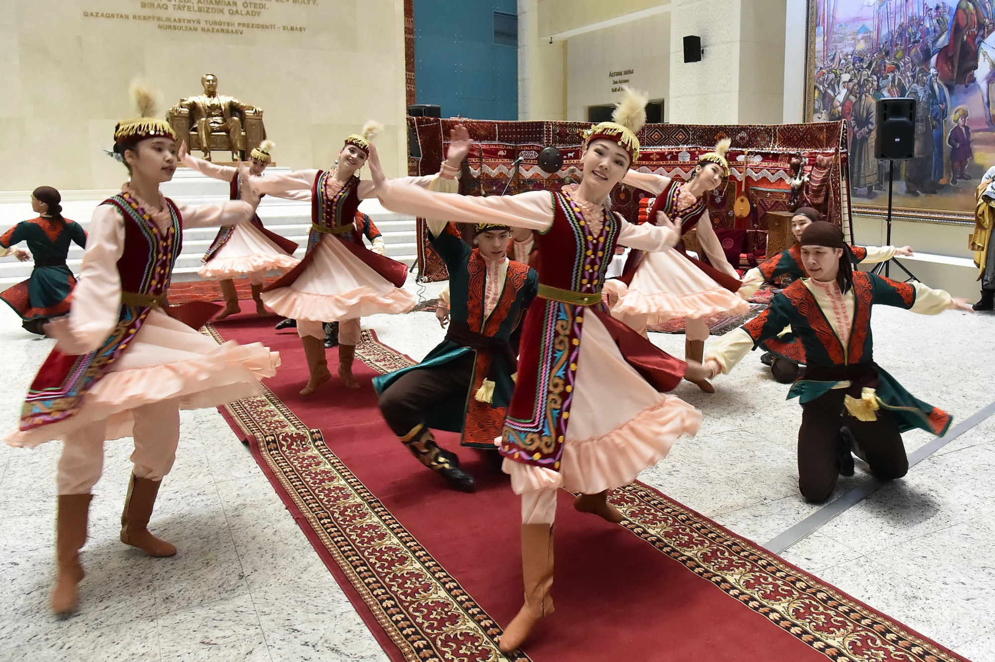 Қазақтың ұлттық киімін киіп, еліміздің басты музейіне тегін кір 