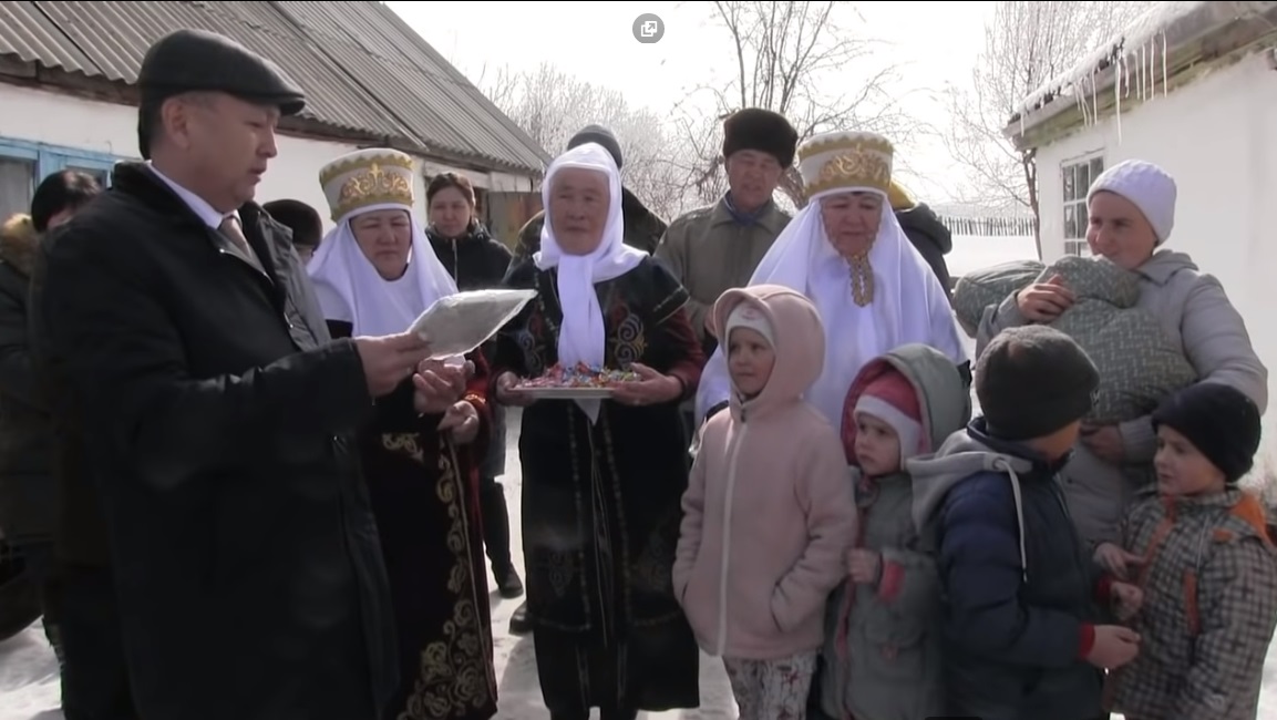 Катонқарағайлық кәсіпкер көпбалалы анаға үй алып берді