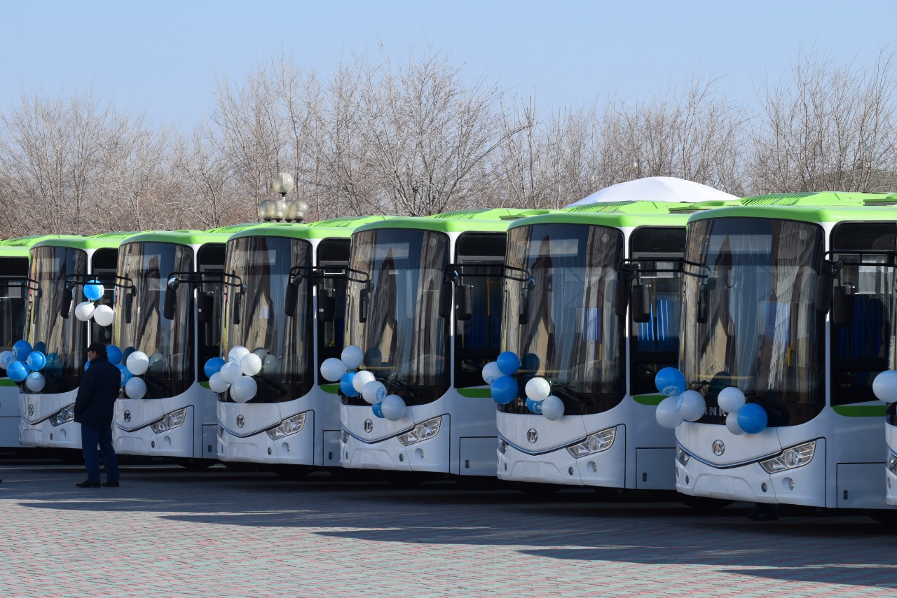 Атырауда мүмкіндігі шектеулі жандар жаңа автобустағы пандусты сынақтан өткізді