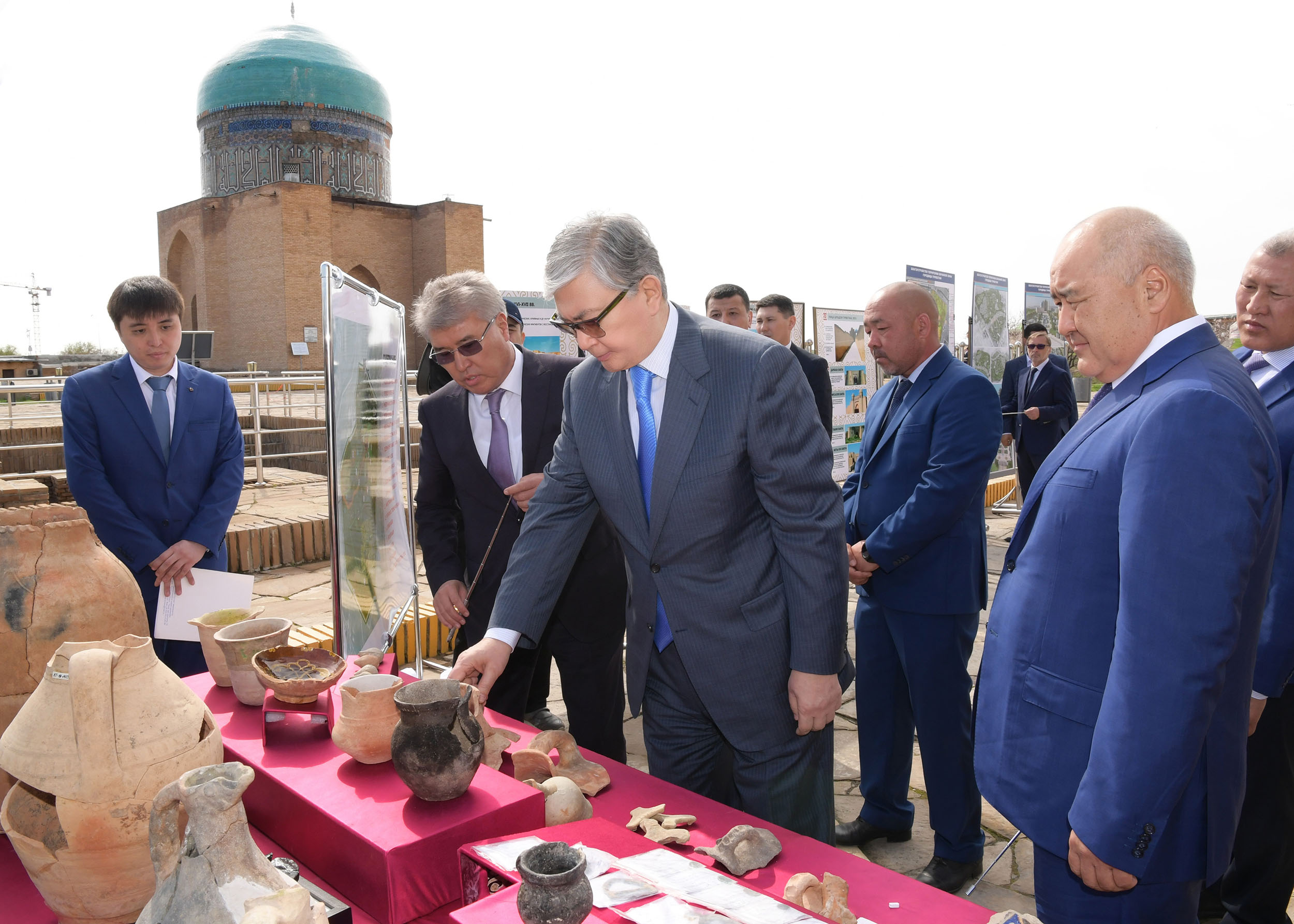 Қазақстан Президенті Қожа Ахмет Яссауи кесенесіне барды