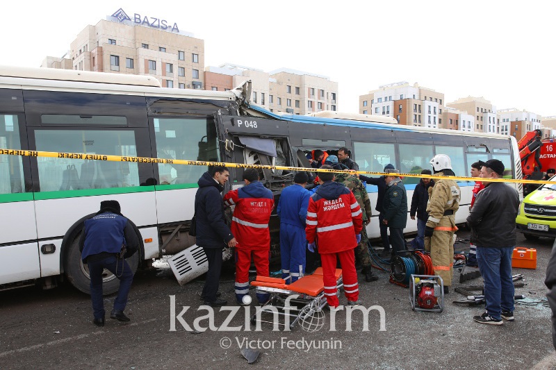 Елордадағы жантүршігерлік жол апаты: Автобустар жедел жәрдем көлігіне соқтығысқан