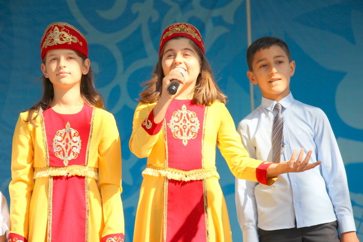 Төменнен стриптиз көрінісі