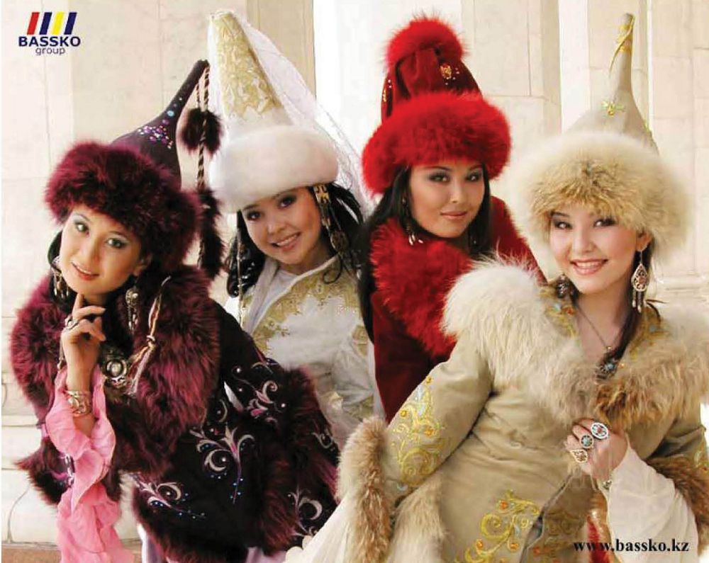 Сұлу қыздар әні. Знаменитости в казахской одежде. Киргизские эстрадные ансамбли. Девушка в кыргызском костюме. Казак кыздары фото.