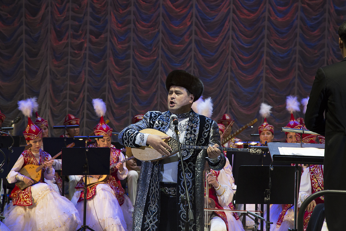 Русско казахские песни слушать. Казахский концерт. Концерты казахи. Курмангазы оркестр. Форма казахи концерт.