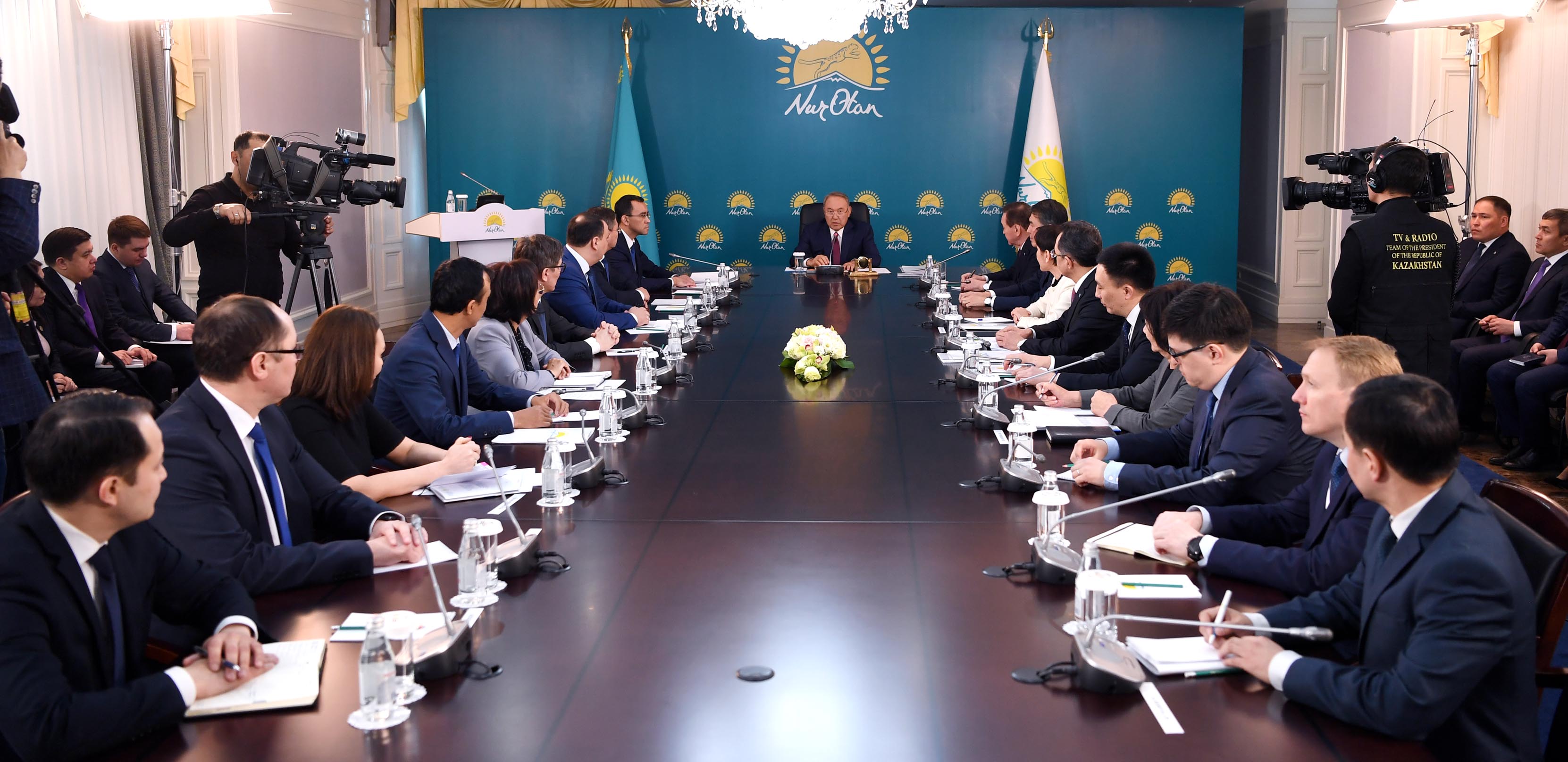 Нұрсұлтан Назарбаев партияның орталық аппараты құрылымдық бөлімшелерінің жетекшілерімен кеңес өткізді