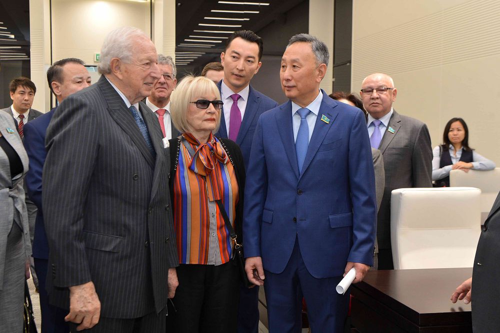 Сенаторлар «Астана» халықаралық қаржы орталығы Сотының басшылығымен кездесті
