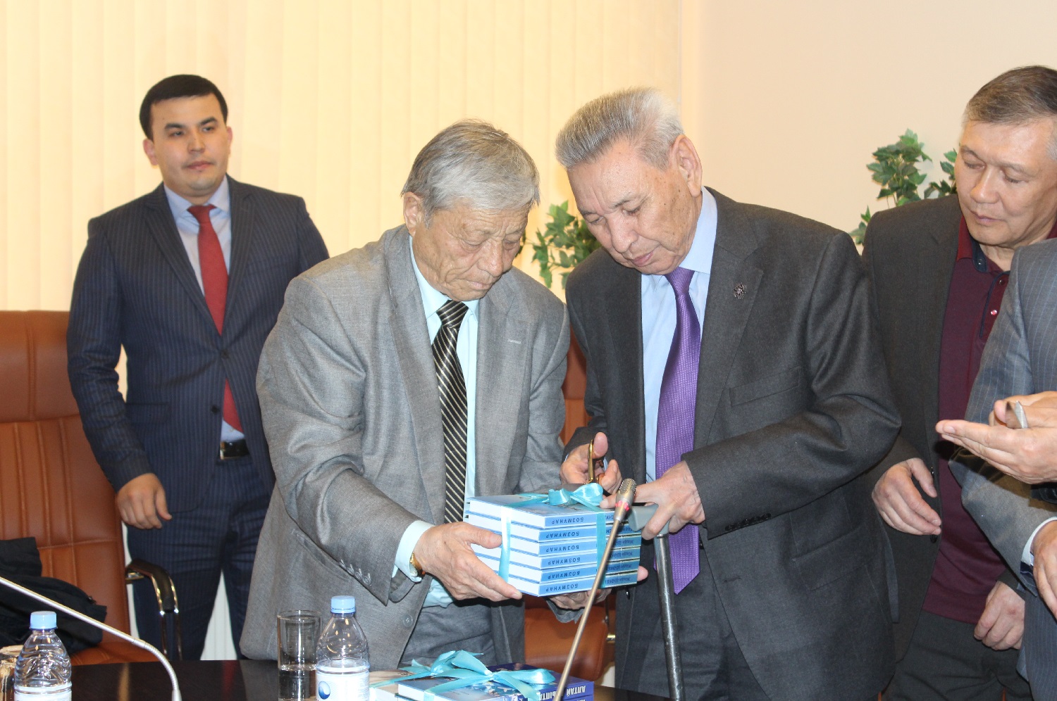 Жазушы Жәди Шәкенұлының кітаптарының тұсауы кесілді