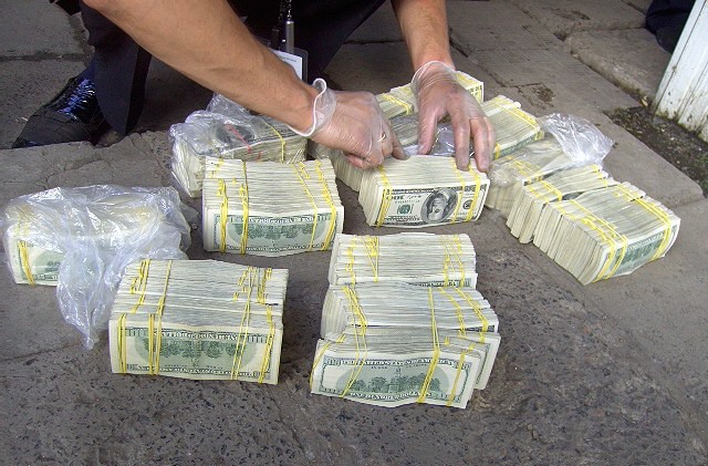 Алматыда 49 жастағы Қазақстан азаматы  валюта контрабандасымен ұсталды