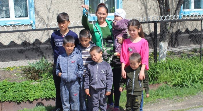 Текелідегі көпбалалы отбасыға кәсіпкерлер үй сыйлады