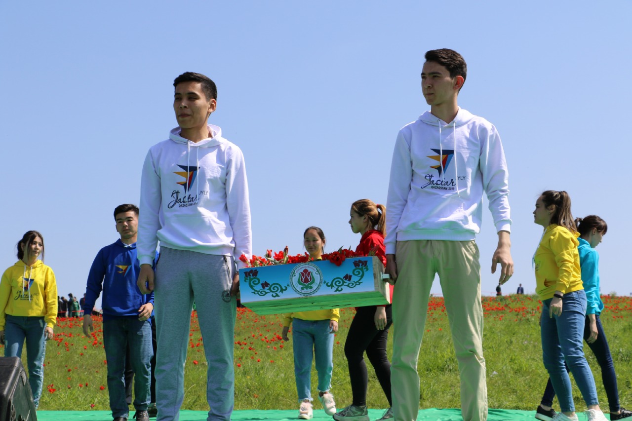 Түркістан жастары Нұр-Сұлтан қаласына 1000 түп қызғалдақ сыйлады