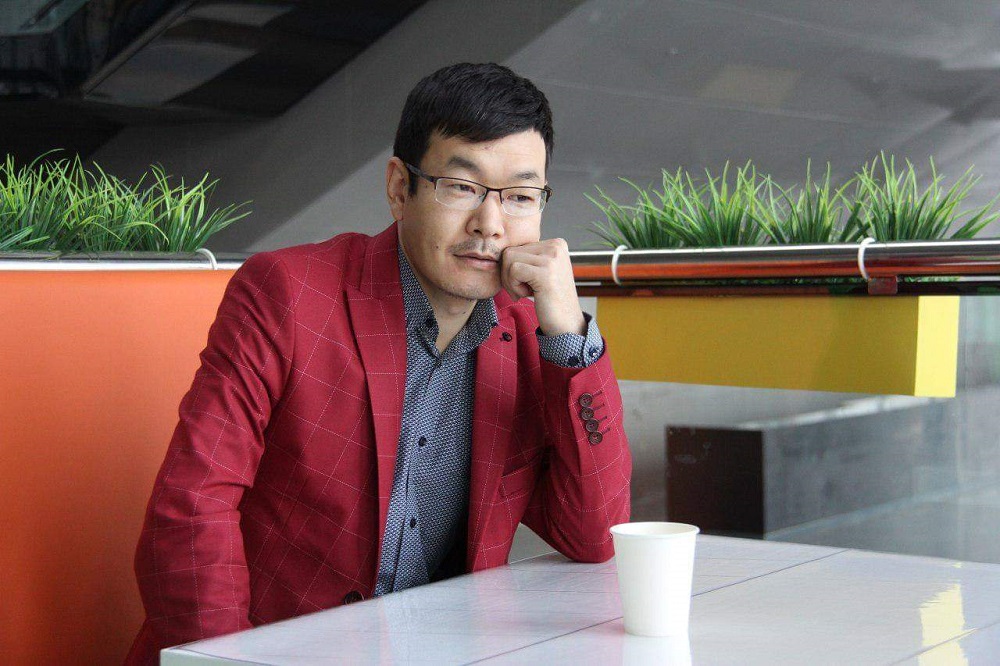 Балконымда ғана ақынмын