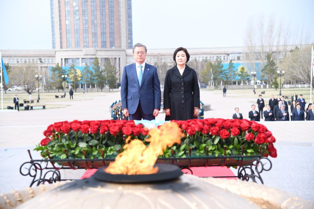 Корея Республикасының Президенті «Отан қорғаушылар» монументіне гүл шоқтарын қойды