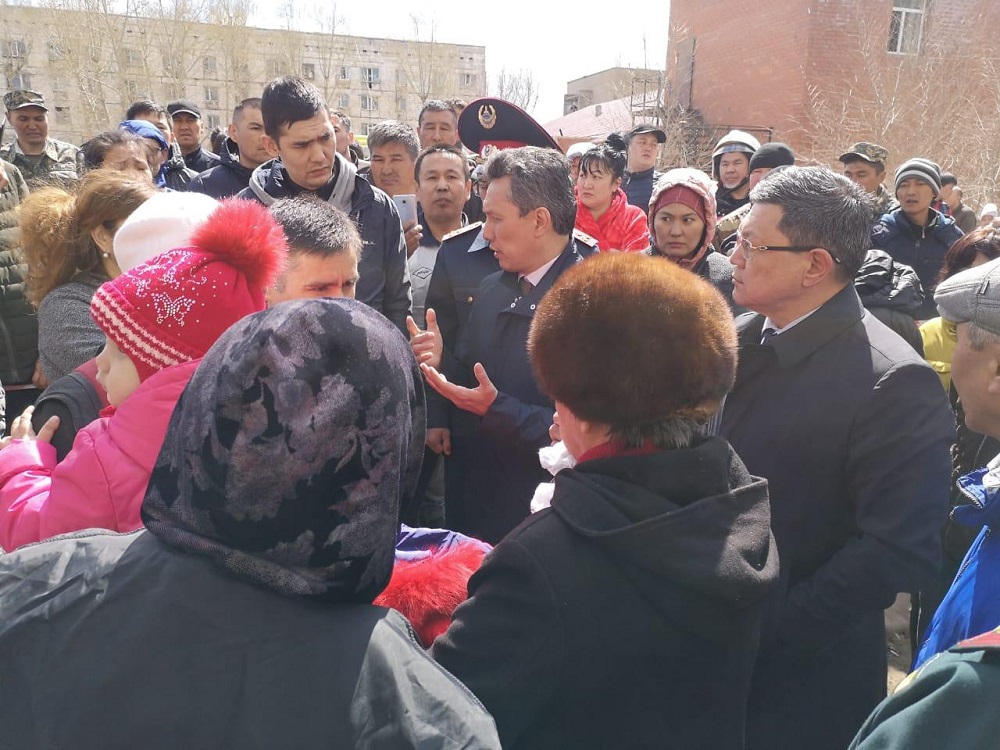 Б.Сұлтанов жатақxанадағы өрттен зардап шеккендермен кездесті