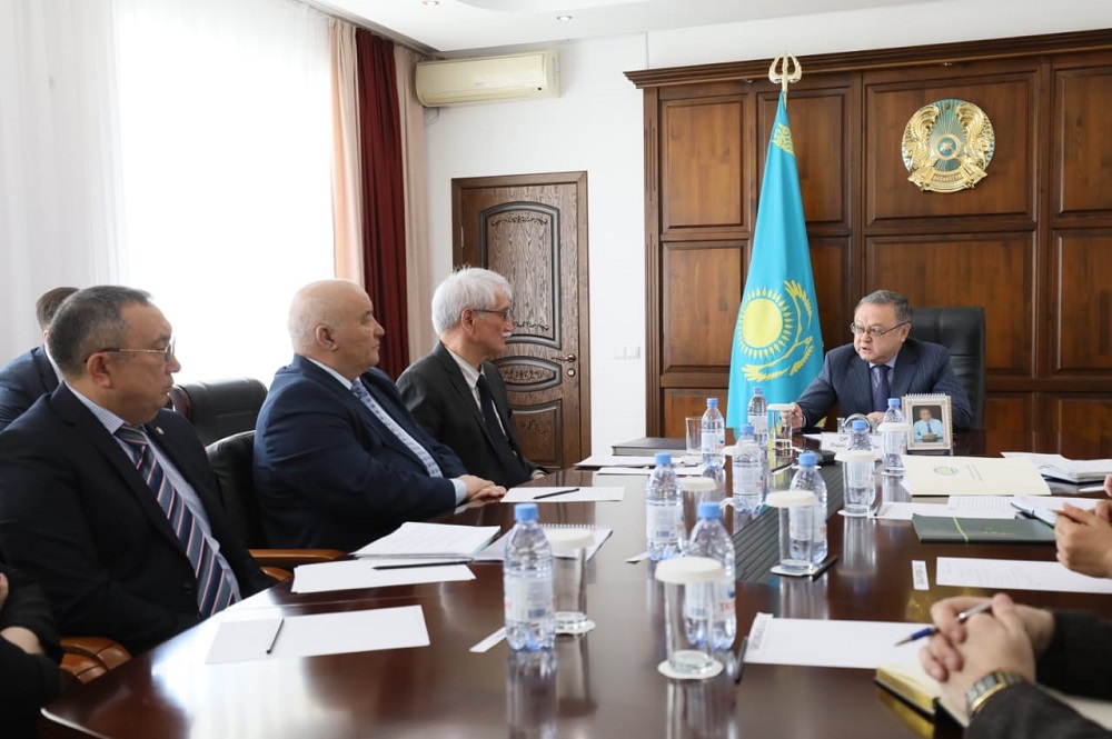 Ақтөбе облысының әкімі Оңдасын Оразалин тарихшылармен кездесті