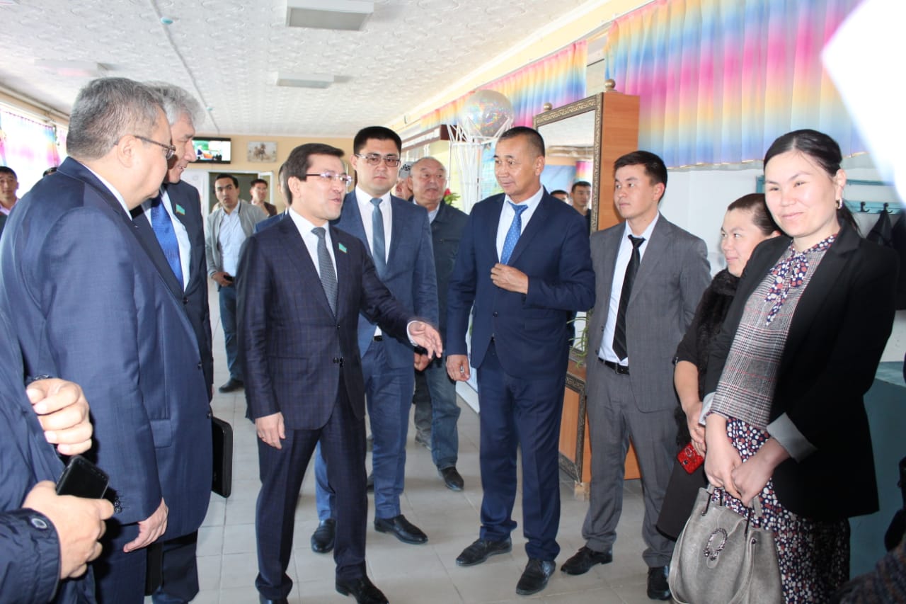 Мәжіліс депутаттары Түркістан облысы Бәйдібек ауданында шаруа қожалықтары басшыларымен кездесті