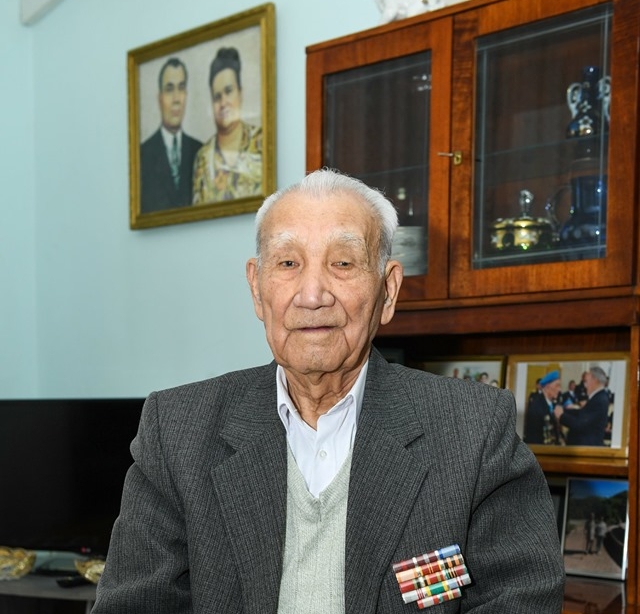 Облыс әкімінің орынбасары соғыс ардагерін құттықтады