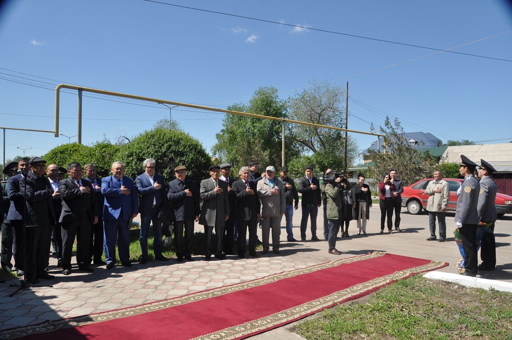 Оразалы Ниязбековқа арналған ескерткіш тақта орнатылды