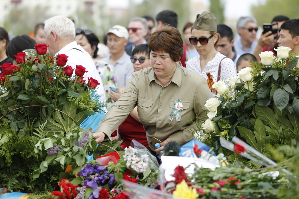 Атырауда үш мыңға жуық адам Мәңгілік алауға гүл шоқтарын қойды