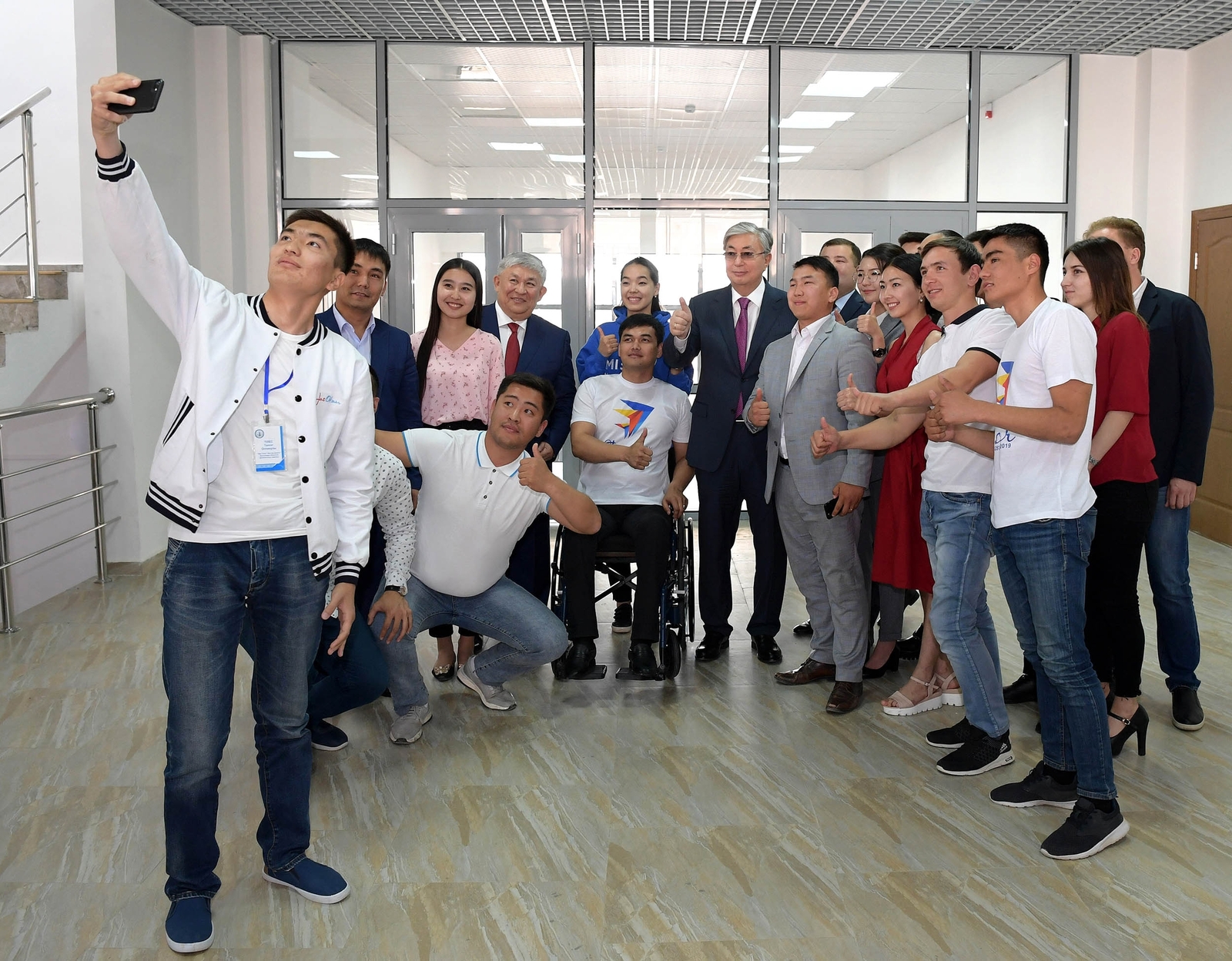 Жастар Президентпен кездесіп, суретке түсті