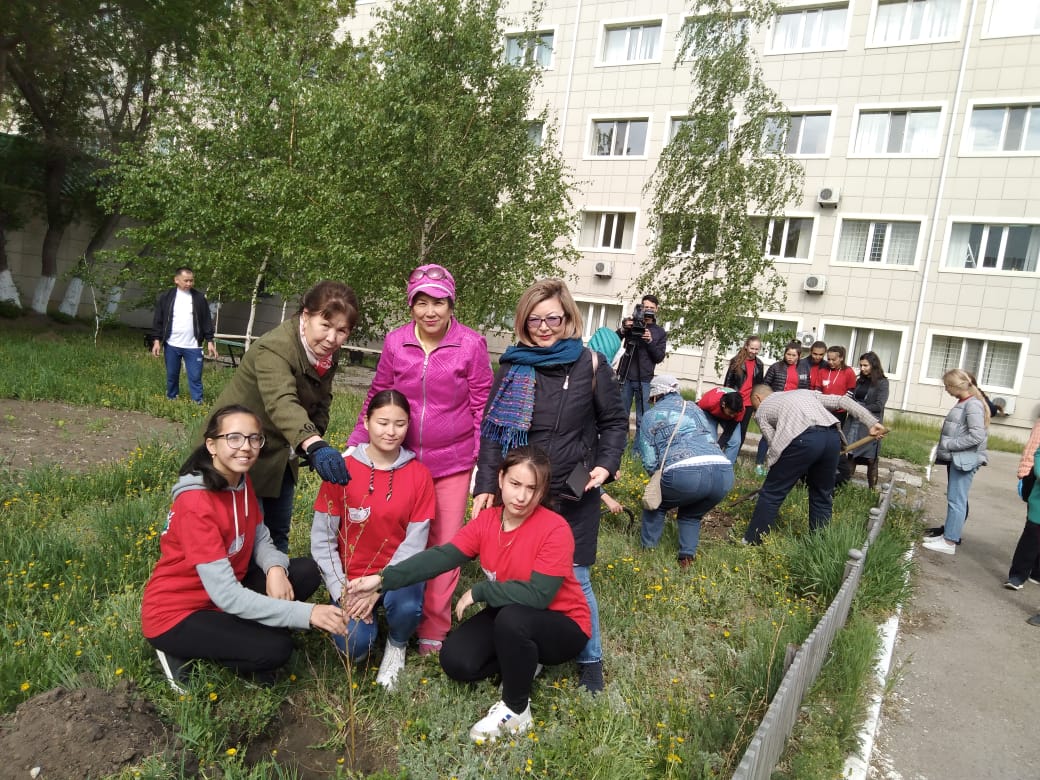 Қостанайда іскер әйелдер перзентхана ауласына гүл екті