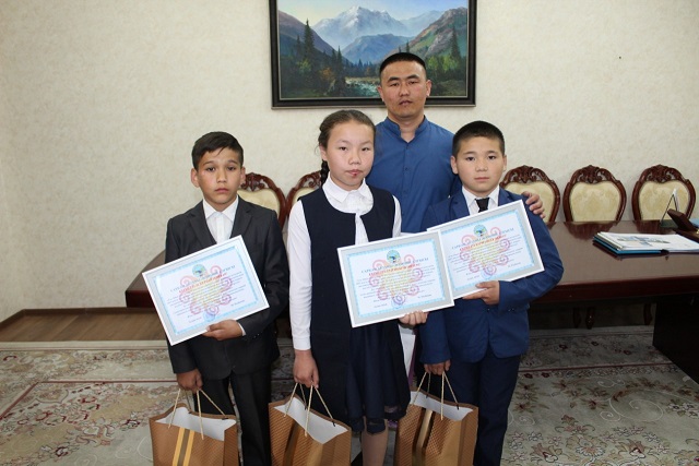 Ауылдан шыққан ауыр атлетші бала Қазақстан рекордын жаңартты