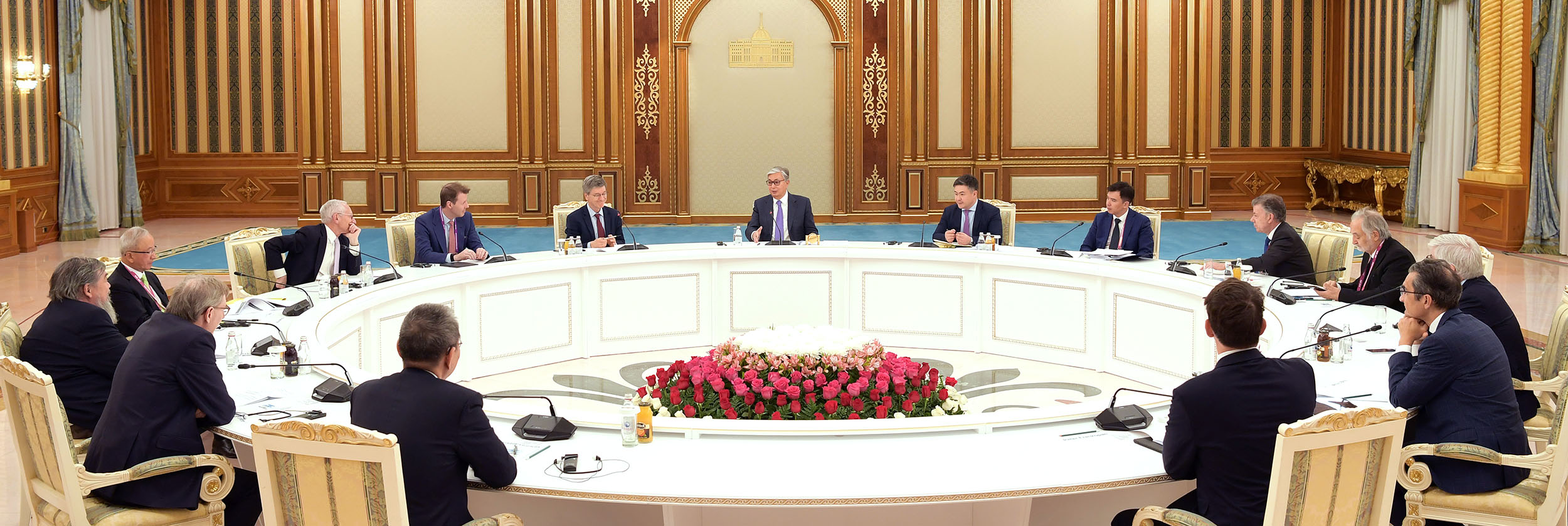 Қасым-Жомарт Тоқаев ХІІ Астана экономикалық форумға қатысушы шетелдік жетекші сарапшылармен кездесті