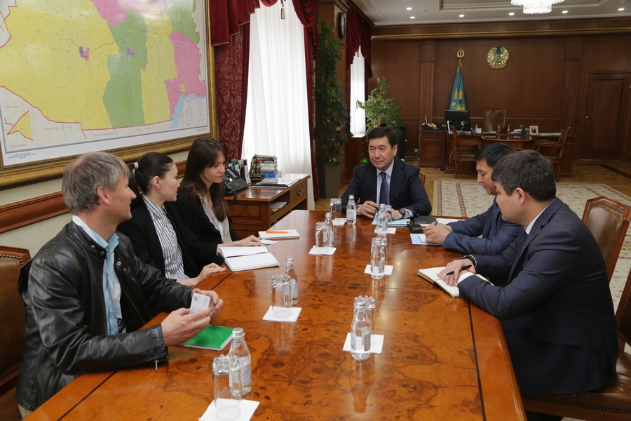 Қарағанды облысының әкімі халықаралық байқаушылармен кездесті