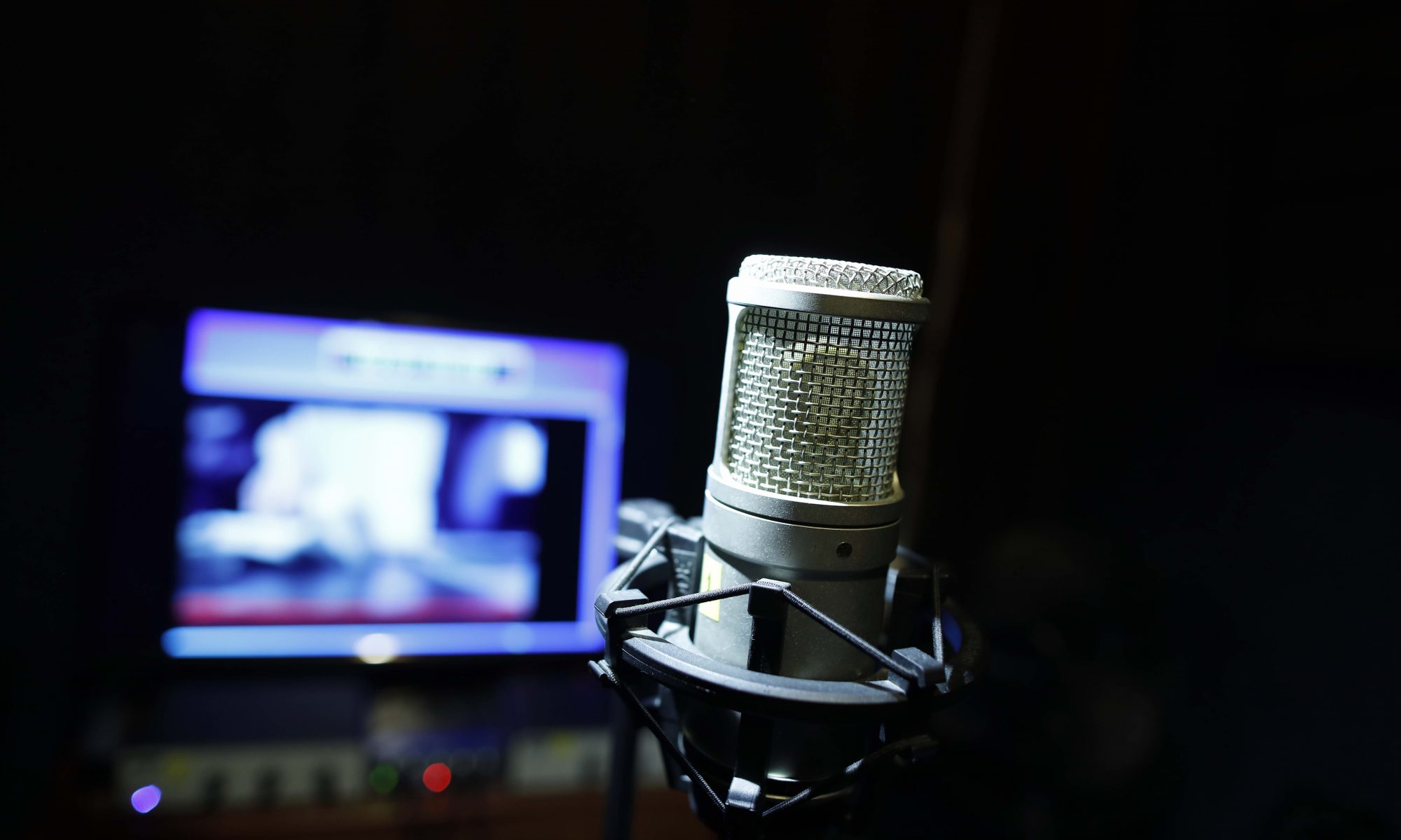 Голосом можно озвучить. Микрофон в студии. Студия озвучки. Микрофон для дубляжа.