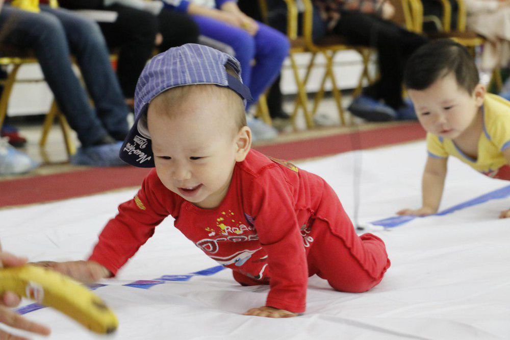 Сәбилер еңбектеуден жарысқа түсті
