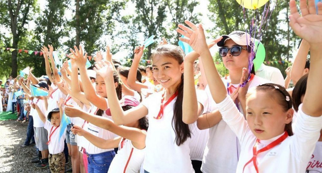 Ер адам ұйықтап жатыр, оның қасында әйел ебет. орыс Жас жігіттердің бейнелері мен гей секс бейнелері