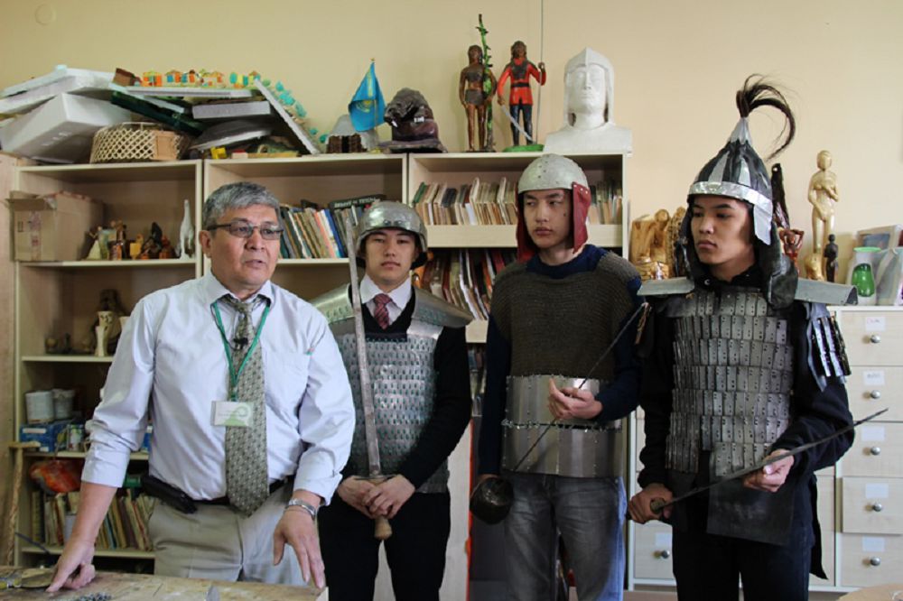 Темірді қамырша илейтін шебер