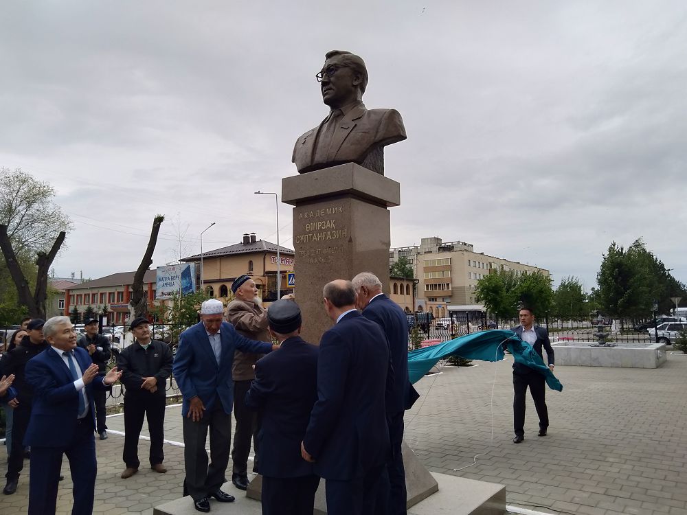 Ғалымға ескерткіш орнатылды