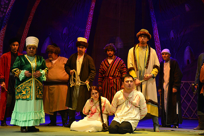 Өзбектің Ұлттық академиялық драма театры «Абайды» сахналады