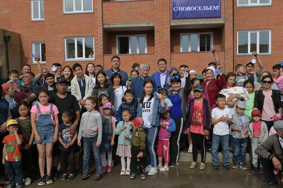 Бердібек Сапарбаев Екібастұзға көшіп келген 19 отбасына пәтер кілттерін табыстады