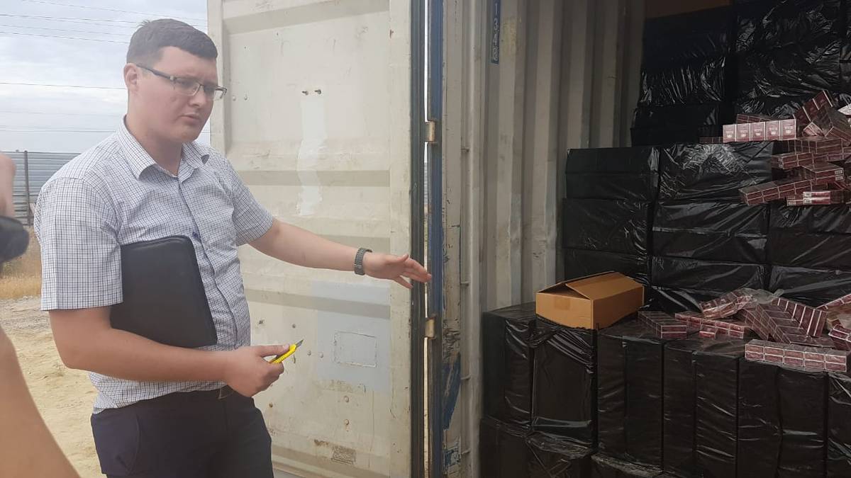 Маңғыстау полицейлері ірі көлемдегі темекі контейнерін тәркіледі