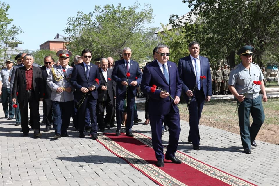 Ақтөбеліктер лаңкестік шабуылда қаза тапқан әскери қызметшілерді еске алды